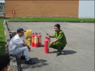 Cảnh sát PCCC hướng dẫn sử dụng bình chữa cháy và cuộn vòi