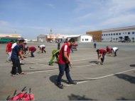 An ninh và người thuê nhà đang thực hành sử dụng các cuộn vòi