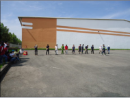 An ninh và người thuê nhà đang thực hành sử dụng các cuộn vòi