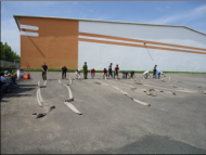 An ninh và người thuê nhà đang thực hành sử dụng các cuộn vòi