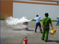 An ninh và người thuê nhà đang thực hành sử dụng các bình chữa cháy