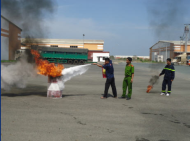 An ninh và người thuê nhà đang thực hành sử dụng các bình chữa cháy