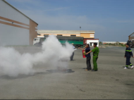 An ninh và người thuê nhà đang thực hành sử dụng các bình chữa cháy