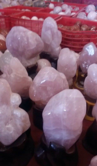 Đá THẠCH ANH HỒNG ( tốt cho người mệnh HOẢ & THỔ ) * Công thức hoá học : SiO2 * Kết cấu : Lục phương * Độ cứ : 7 * Tỷ trọng : 2.60 * Độ khúc xạ : 1.54- 1.55 # TÁC DỤNG :  - Chưa bệnh: + Thạch anh hồng có tác dụng tốt với các bệnh ở hệ tim mạch và hệ thần kinh.  - Phong Thuỷ + Thạch anh hồng giúp chống lại stress , nó dập tắt những cơn nóng giận bộc phát, tăng cường sự sáng tạo và đem lại cảm giác tự tin cho chủ nhân của nó. +Đeo Thạch anh hồng có tác dụng làm thay đổi tính nóng, bộc trực, và tính thiếu kiên nhẫn, tăng cường thân thiện, thay đổi mối quan hệ con người, và mang lại tình yêu. - Giữa các cặp vợ chồng, các đôi trai gái nếu thường xảy ra cãi cọ, nên để Thạch anh hồng hình trái tim vào giữa gối của hai người, có tác dụng cải thiện mối quan hệ giữa hai người. - Nơi kinh doanh, nên để nhiều Thạch anh hồng trong tầm mắt, có tác dụng giảm tính đa nghi của khách hàng, làm cho khách hàng ít so sánh, và an tâm khi mua hàng với những số lượng lớn. Giá inb...