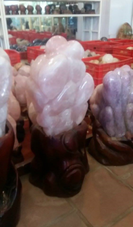 Đá THẠCH ANH HỒNG ( tốt cho người mệnh HOẢ & THỔ ) * Công thức hoá học : SiO2 * Kết cấu : Lục phương * Độ cứ : 7 * Tỷ trọng : 2.60 * Độ khúc xạ : 1.54- 1.55 # TÁC DỤNG :  - Chưa bệnh: + Thạch anh hồng có tác dụng tốt với các bệnh ở hệ tim mạch và hệ thần kinh.  - Phong Thuỷ + Thạch anh hồng giúp chống lại stress , nó dập tắt những cơn nóng giận bộc phát, tăng cường sự sáng tạo và đem lại cảm giác tự tin cho chủ nhân của nó. +Đeo Thạch anh hồng có tác dụng làm thay đổi tính nóng, bộc trực, và tính thiếu kiên nhẫn, tăng cường thân thiện, thay đổi mối quan hệ con người, và mang lại tình yêu. - Giữa các cặp vợ chồng, các đôi trai gái nếu thường xảy ra cãi cọ, nên để Thạch anh hồng hình trái tim vào giữa gối của hai người, có tác dụng cải thiện mối quan hệ giữa hai người. - Nơi kinh doanh, nên để nhiều Thạch anh hồng trong tầm mắt, có tác dụng giảm tính đa nghi của khách hàng, làm cho khách hàng ít so sánh, và an tâm khi mua hàng với những số lượng lớn. Giá inb...