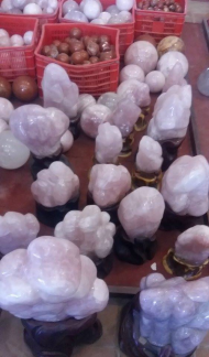 Đá THẠCH ANH HỒNG ( tốt cho người mệnh HOẢ & THỔ ) * Công thức hoá học : SiO2 * Kết cấu : Lục phương * Độ cứ : 7 * Tỷ trọng : 2.60 * Độ khúc xạ : 1.54- 1.55 # TÁC DỤNG :  - Chưa bệnh: + Thạch anh hồng có tác dụng tốt với các bệnh ở hệ tim mạch và hệ thần kinh.  - Phong Thuỷ + Thạch anh hồng giúp chống lại stress , nó dập tắt những cơn nóng giận bộc phát, tăng cường sự sáng tạo và đem lại cảm giác tự tin cho chủ nhân của nó. +Đeo Thạch anh hồng có tác dụng làm thay đổi tính nóng, bộc trực, và tính thiếu kiên nhẫn, tăng cường thân thiện, thay đổi mối quan hệ con người, và mang lại tình yêu. - Giữa các cặp vợ chồng, các đôi trai gái nếu thường xảy ra cãi cọ, nên để Thạch anh hồng hình trái tim vào giữa gối của hai người, có tác dụng cải thiện mối quan hệ giữa hai người. - Nơi kinh doanh, nên để nhiều Thạch anh hồng trong tầm mắt, có tác dụng giảm tính đa nghi của khách hàng, làm cho khách hàng ít so sánh, và an tâm khi mua hàng với những số lượng lớn. Giá inb...