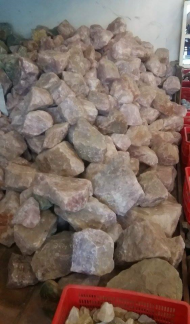 Đá THẠCH ANH HỒNG ( tốt cho người mệnh HOẢ & THỔ ) * Công thức hoá học : SiO2 * Kết cấu : Lục phương * Độ cứ : 7 * Tỷ trọng : 2.60 * Độ khúc xạ : 1.54- 1.55 # TÁC DỤNG :  - Chưa bệnh: + Thạch anh hồng có tác dụng tốt với các bệnh ở hệ tim mạch và hệ thần kinh.  - Phong Thuỷ + Thạch anh hồng giúp chống lại stress , nó dập tắt những cơn nóng giận bộc phát, tăng cường sự sáng tạo và đem lại cảm giác tự tin cho chủ nhân của nó. +Đeo Thạch anh hồng có tác dụng làm thay đổi tính nóng, bộc trực, và tính thiếu kiên nhẫn, tăng cường thân thiện, thay đổi mối quan hệ con người, và mang lại tình yêu. - Giữa các cặp vợ chồng, các đôi trai gái nếu thường xảy ra cãi cọ, nên để Thạch anh hồng hình trái tim vào giữa gối của hai người, có tác dụng cải thiện mối quan hệ giữa hai người. - Nơi kinh doanh, nên để nhiều Thạch anh hồng trong tầm mắt, có tác dụng giảm tính đa nghi của khách hàng, làm cho khách hàng ít so sánh, và an tâm khi mua hàng với những số lượng lớn. Giá inb...