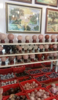 Đá THẠCH ANH HỒNG ( tốt cho người mệnh HOẢ & THỔ ) * Công thức hoá học : SiO2 * Kết cấu : Lục phương * Độ cứ : 7 * Tỷ trọng : 2.60 * Độ khúc xạ : 1.54- 1.55 # TÁC DỤNG :  - Chưa bệnh: + Thạch anh hồng có tác dụng tốt với các bệnh ở hệ tim mạch và hệ thần kinh.  - Phong Thuỷ + Thạch anh hồng giúp chống lại stress , nó dập tắt những cơn nóng giận bộc phát, tăng cường sự sáng tạo và đem lại cảm giác tự tin cho chủ nhân của nó. +Đeo Thạch anh hồng có tác dụng làm thay đổi tính nóng, bộc trực, và tính thiếu kiên nhẫn, tăng cường thân thiện, thay đổi mối quan hệ con người, và mang lại tình yêu. - Giữa các cặp vợ chồng, các đôi trai gái nếu thường xảy ra cãi cọ, nên để Thạch anh hồng hình trái tim vào giữa gối của hai người, có tác dụng cải thiện mối quan hệ giữa hai người. - Nơi kinh doanh, nên để nhiều Thạch anh hồng trong tầm mắt, có tác dụng giảm tính đa nghi của khách hàng, làm cho khách hàng ít so sánh, và an tâm khi mua hàng với những số lượng lớn. Giá inb...