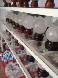 Đá Thạch Anh Trắng ( Clear quat - Vua Thạch Anh) hợp mệnh Kim và Thuỷ Đặt ở phương vị Tây. Tác dụng: tăng trí nhớ, khai vận.  -Là viên đá của vũ trụ, cung cấp nguồn năng lượng tinh khiết và mạnh mẽ. Thạch anh trắng tiếp nhận, kích hoạt, lưu trữ và khuyếch đại năng lượng vũ trụ; kích thích các chức năng hoạt động của não và tăng cường mức độ tập trung; ứng dụng tuyệt vời cho sự trầm tư mặc tưởng, tạo ra trạng thái cân bằng cho tâm hồn. - làm dịu hay tan biến các căng thẳng và chữa trị các bệnh có tính chất dương. Giá inb...