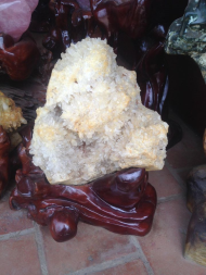 Đá Thạch Anh Trắng ( Clear quat - Vua Thạch Anh) hợp mệnh Kim và Thuỷ Đặt ở phương vị Tây. Tác dụng: tăng trí nhớ, khai vận.  -Là viên đá của vũ trụ, cung cấp nguồn năng lượng tinh khiết và mạnh mẽ. Thạch anh trắng tiếp nhận, kích hoạt, lưu trữ và khuyếch đại năng lượng vũ trụ; kích thích các chức năng hoạt động của não và tăng cường mức độ tập trung; ứng dụng tuyệt vời cho sự trầm tư mặc tưởng, tạo ra trạng thái cân bằng cho tâm hồn. - làm dịu hay tan biến các căng thẳng và chữa trị các bệnh có tính chất dương. Giá inb...