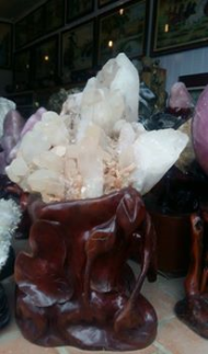 Đá Thạch Anh Trắng ( Clear quat - Vua Thạch Anh) hợp mệnh Kim và Thuỷ Đặt ở phương vị Tây. Tác dụng: tăng trí nhớ, khai vận.  -Là viên đá của vũ trụ, cung cấp nguồn năng lượng tinh khiết và mạnh mẽ. Thạch anh trắng tiếp nhận, kích hoạt, lưu trữ và khuyếch đại năng lượng vũ trụ; kích thích các chức năng hoạt động của não và tăng cường mức độ tập trung; ứng dụng tuyệt vời cho sự trầm tư mặc tưởng, tạo ra trạng thái cân bằng cho tâm hồn. - làm dịu hay tan biến các căng thẳng và chữa trị các bệnh có tính chất dương. Giá inb...