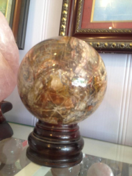 GỖ HOÁ THẠCH :  - Gỗ hoá thạch đỏ hợp với hành Hoả & Mộc.  T/d : dùng chữa các bệnh về sưng nóng, đỏ, đau (như các chứng viêm khớp có kèm sưng nóng), các bệnh thuộc tim mạch, huyết áp, giúp ổn định tinh thần. - Gỗ hoá thạch trắng hợp với hành Kim & Thuỷ. T/d: dùng chữa các bệnh thuộc đường hô hấp như viêm phế quản, viêm họng, viêm suyễn và viêm mũi dị ứng.  - Gỗ hoá thạch màu đen hợp hành Thuỷ & Mộc. T/d: dùng để để chữa các chứng bệnh thuộc Thận như suy yếu sinh dục (nam liệt dương, nữ lãnh cảm), hiếm muộn, viêm thận mãn, thường hay đau lưng nhức mỏi, giúp trừ chứng sợ hải vô cớ. - Gỗ hoá thạch màu vàng hợp hành Thổ & Kim.  T/d: dùng chữa các bệnh về Tỳ vị như rối loạn tiêu hóa, tiêu chảy thường xuyên, ăn uống không tiêu gầy yếu, chữa các chứng tê bại, giúp trừ chứng lo âu suy nghĩ vẩn vơ. GIÁ Inb....