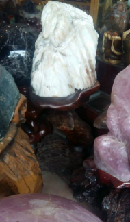 GỖ HOÁ THẠCH :  - Gỗ hoá thạch đỏ hợp với hành Hoả & Mộc.  T/d : dùng chữa các bệnh về sưng nóng, đỏ, đau (như các chứng viêm khớp có kèm sưng nóng), các bệnh thuộc tim mạch, huyết áp, giúp ổn định tinh thần. - Gỗ hoá thạch trắng hợp với hành Kim & Thuỷ. T/d: dùng chữa các bệnh thuộc đường hô hấp như viêm phế quản, viêm họng, viêm suyễn và viêm mũi dị ứng.  - Gỗ hoá thạch màu đen hợp hành Thuỷ & Mộc. T/d: dùng để để chữa các chứng bệnh thuộc Thận như suy yếu sinh dục (nam liệt dương, nữ lãnh cảm), hiếm muộn, viêm thận mãn, thường hay đau lưng nhức mỏi, giúp trừ chứng sợ hải vô cớ. - Gỗ hoá thạch màu vàng hợp hành Thổ & Kim.  T/d: dùng chữa các bệnh về Tỳ vị như rối loạn tiêu hóa, tiêu chảy thường xuyên, ăn uống không tiêu gầy yếu, chữa các chứng tê bại, giúp trừ chứng lo âu suy nghĩ vẩn vơ. GIÁ Inb....