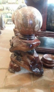 GỖ HOÁ THẠCH :  - Gỗ hoá thạch đỏ hợp với hành Hoả & Mộc.  T/d : dùng chữa các bệnh về sưng nóng, đỏ, đau (như các chứng viêm khớp có kèm sưng nóng), các bệnh thuộc tim mạch, huyết áp, giúp ổn định tinh thần. - Gỗ hoá thạch trắng hợp với hành Kim & Thuỷ. T/d: dùng chữa các bệnh thuộc đường hô hấp như viêm phế quản, viêm họng, viêm suyễn và viêm mũi dị ứng.  - Gỗ hoá thạch màu đen hợp hành Thuỷ & Mộc. T/d: dùng để để chữa các chứng bệnh thuộc Thận như suy yếu sinh dục (nam liệt dương, nữ lãnh cảm), hiếm muộn, viêm thận mãn, thường hay đau lưng nhức mỏi, giúp trừ chứng sợ hải vô cớ. - Gỗ hoá thạch màu vàng hợp hành Thổ & Kim.  T/d: dùng chữa các bệnh về Tỳ vị như rối loạn tiêu hóa, tiêu chảy thường xuyên, ăn uống không tiêu gầy yếu, chữa các chứng tê bại, giúp trừ chứng lo âu suy nghĩ vẩn vơ. GIÁ Inb....