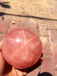 Đá THẠCH ANH HỒNG ( tốt cho người mệnh HOẢ & THỔ ) * Công thức hoá học : SiO2 * Kết cấu : Lục phương * Độ cứ : 7 * Tỷ trọng : 2.60 * Độ khúc xạ : 1.54- 1.55 # TÁC DỤNG :  - Chưa bệnh: + Thạch anh hồng có tác dụng tốt với các bệnh ở hệ tim mạch và hệ thần kinh.  - Phong Thuỷ + Thạch anh hồng giúp chống lại stress , nó dập tắt những cơn nóng giận bộc phát, tăng cường sự sáng tạo và đem lại cảm giác tự tin cho chủ nhân của nó. +Đeo Thạch anh hồng có tác dụng làm thay đổi tính nóng, bộc trực, và tính thiếu kiên nhẫn, tăng cường thân thiện, thay đổi mối quan hệ con người, và mang lại tình yêu. - Giữa các cặp vợ chồng, các đôi trai gái nếu thường xảy ra cãi cọ, nên để Thạch anh hồng hình trái tim vào giữa gối của hai người, có tác dụng cải thiện mối quan hệ giữa hai người. - Nơi kinh doanh, nên để nhiều Thạch anh hồng trong tầm mắt, có tác dụng giảm tính đa nghi của khách hàng, làm cho khách hàng ít so sánh, và an tâm khi mua hàng với những số lượng lớn.