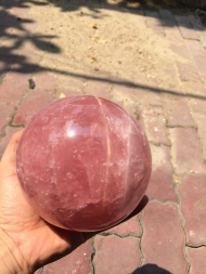 Đá THẠCH ANH HỒNG ( tốt cho người mệnh HOẢ & THỔ ) * Công thức hoá học : SiO2 * Kết cấu : Lục phương * Độ cứ : 7 * Tỷ trọng : 2.60 * Độ khúc xạ : 1.54- 1.55 # TÁC DỤNG :  - Chưa bệnh: + Thạch anh hồng có tác dụng tốt với các bệnh ở hệ tim mạch và hệ thần kinh.  - Phong Thuỷ + Thạch anh hồng giúp chống lại stress , nó dập tắt những cơn nóng giận bộc phát, tăng cường sự sáng tạo và đem lại cảm giác tự tin cho chủ nhân của nó. +Đeo Thạch anh hồng có tác dụng làm thay đổi tính nóng, bộc trực, và tính thiếu kiên nhẫn, tăng cường thân thiện, thay đổi mối quan hệ con người, và mang lại tình yêu. - Giữa các cặp vợ chồng, các đôi trai gái nếu thường xảy ra cãi cọ, nên để Thạch anh hồng hình trái tim vào giữa gối của hai người, có tác dụng cải thiện mối quan hệ giữa hai người. - Nơi kinh doanh, nên để nhiều Thạch anh hồng trong tầm mắt, có tác dụng giảm tính đa nghi của khách hàng, làm cho khách hàng ít so sánh, và an tâm khi mua hàng với những số lượng lớn.