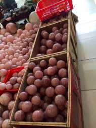 Đá THẠCH ANH HỒNG ( tốt cho người mệnh HOẢ & THỔ ) * Công thức hoá học : SiO2 * Kết cấu : Lục phương * Độ cứ : 7 * Tỷ trọng : 2.60 * Độ khúc xạ : 1.54- 1.55 # TÁC DỤNG :  - Chưa bệnh: + Thạch anh hồng có tác dụng tốt với các bệnh ở hệ tim mạch và hệ thần kinh.  - Phong Thuỷ + Thạch anh hồng giúp chống lại stress , nó dập tắt những cơn nóng giận bộc phát, tăng cường sự sáng tạo và đem lại cảm giác tự tin cho chủ nhân của nó. +Đeo Thạch anh hồng có tác dụng làm thay đổi tính nóng, bộc trực, và tính thiếu kiên nhẫn, tăng cường thân thiện, thay đổi mối quan hệ con người, và mang lại tình yêu. - Giữa các cặp vợ chồng, các đôi trai gái nếu thường xảy ra cãi cọ, nên để Thạch anh hồng hình trái tim vào giữa gối của hai người, có tác dụng cải thiện mối quan hệ giữa hai người. - Nơi kinh doanh, nên để nhiều Thạch anh hồng trong tầm mắt, có tác dụng giảm tính đa nghi của khách hàng, làm cho khách hàng ít so sánh, và an tâm khi mua hàng với những số lượng lớn.