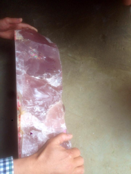 Đá THẠCH ANH HỒNG ( tốt cho người mệnh HOẢ & THỔ ) * Công thức hoá học : SiO2 * Kết cấu : Lục phương * Độ cứ : 7 * Tỷ trọng : 2.60 * Độ khúc xạ : 1.54- 1.55 # TÁC DỤNG :  - Chưa bệnh: + Thạch anh hồng có tác dụng tốt với các bệnh ở hệ tim mạch và hệ thần kinh.  - Phong Thuỷ + Thạch anh hồng giúp chống lại stress , nó dập tắt những cơn nóng giận bộc phát, tăng cường sự sáng tạo và đem lại cảm giác tự tin cho chủ nhân của nó. +Đeo Thạch anh hồng có tác dụng làm thay đổi tính nóng, bộc trực, và tính thiếu kiên nhẫn, tăng cường thân thiện, thay đổi mối quan hệ con người, và mang lại tình yêu. - Giữa các cặp vợ chồng, các đôi trai gái nếu thường xảy ra cãi cọ, nên để Thạch anh hồng hình trái tim vào giữa gối của hai người, có tác dụng cải thiện mối quan hệ giữa hai người. - Nơi kinh doanh, nên để nhiều Thạch anh hồng trong tầm mắt, có tác dụng giảm tính đa nghi của khách hàng, làm cho khách hàng ít so sánh, và an tâm khi mua hàng với những số lượng lớn.