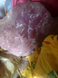 Đá THẠCH ANH HỒNG ( tốt cho người mệnh HOẢ & THỔ ) * Công thức hoá học : SiO2 * Kết cấu : Lục phương * Độ cứ : 7 * Tỷ trọng : 2.60 * Độ khúc xạ : 1.54- 1.55 # TÁC DỤNG :  - Chưa bệnh: + Thạch anh hồng có tác dụng tốt với các bệnh ở hệ tim mạch và hệ thần kinh.  - Phong Thuỷ + Thạch anh hồng giúp chống lại stress , nó dập tắt những cơn nóng giận bộc phát, tăng cường sự sáng tạo và đem lại cảm giác tự tin cho chủ nhân của nó. +Đeo Thạch anh hồng có tác dụng làm thay đổi tính nóng, bộc trực, và tính thiếu kiên nhẫn, tăng cường thân thiện, thay đổi mối quan hệ con người, và mang lại tình yêu. - Giữa các cặp vợ chồng, các đôi trai gái nếu thường xảy ra cãi cọ, nên để Thạch anh hồng hình trái tim vào giữa gối của hai người, có tác dụng cải thiện mối quan hệ giữa hai người. - Nơi kinh doanh, nên để nhiều Thạch anh hồng trong tầm mắt, có tác dụng giảm tính đa nghi của khách hàng, làm cho khách hàng ít so sánh, và an tâm khi mua hàng với những số lượng lớn.