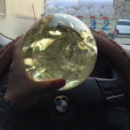 Đá Thạch Anh Vàng ( Citrine) : tượng trưng cho tài lộc phú quý. Hợp mệnh Thổ & Kim. Công thức hoá học : SiO2 Kết cấu : Lục giác Độ cứng : 7 Tỷ trọng : 2,6 Độ khúc xạ : 1,54-1,55 Các nước sản xuất chủ yếu : Brazin Tác dụng của thạch anh vàng: - Thạch anh vàng có tác dụng rất tốt cho việc chữa các bệnh về đường ruột hoặc dạ dày. - Những người có bệnh đường ruột hoặc dạ dày, dùng tay phải cầm quả cầu thạch anh vàng kích thước tương đối nhỏ đặt lên bụng, lên vùng dạ dày hay ruột và kết hợp thở sâu sẽ có tác dụng chữa bệnh rất tốt. - Thạch anh vàng rất có tác dụng đối với lý trí (Mental Body) trong cụm thần kinh Thái dương, giúp tăng cường trí nhớ, tư duy logic mạch lạc, chóng thuộc bài may mắn cho thi cử. - Những người do bộ não bị lão hoá hay quên, người già bị lú lẫn, nên cầm một viên Thạch anh vàng to hoặc nhỏ tuỳ theo, rồi đặt vào vùng ngực tâm niệm mỗi ngày, làm như thế sẽ cải thiện đáng kể tình trạng trên. - đeo trang sức đá Thạch anh vàng sẽ đem đến cho con người những tài lộc may m