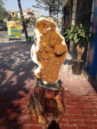 Đá Thạch Anh Vàng ( Citrine) : tượng trưng cho tài lộc phú quý. Hợp mệnh Thổ & Kim. Công thức hoá học : SiO2 Kết cấu : Lục giác Độ cứng : 7 Tỷ trọng : 2,6 Độ khúc xạ : 1,54-1,55 Các nước sản xuất chủ yếu : Brazin Tác dụng của thạch anh vàng: - Thạch anh vàng có tác dụng rất tốt cho việc chữa các bệnh về đường ruột hoặc dạ dày. - Những người có bệnh đường ruột hoặc dạ dày, dùng tay phải cầm quả cầu thạch anh vàng kích thước tương đối nhỏ đặt lên bụng, lên vùng dạ dày hay ruột và kết hợp thở sâu sẽ có tác dụng chữa bệnh rất tốt. - Thạch anh vàng rất có tác dụng đối với lý trí (Mental Body) trong cụm thần kinh Thái dương, giúp tăng cường trí nhớ, tư duy logic mạch lạc, chóng thuộc bài may mắn cho thi cử. - Những người do bộ não bị lão hoá hay quên, người già bị lú lẫn, nên cầm một viên Thạch anh vàng to hoặc nhỏ tuỳ theo, rồi đặt vào vùng ngực tâm niệm mỗi ngày, làm như thế sẽ cải thiện đáng kể tình trạng trên. - đeo trang sức đá Thạch anh vàng sẽ đem đến cho con người những tài lộc may m