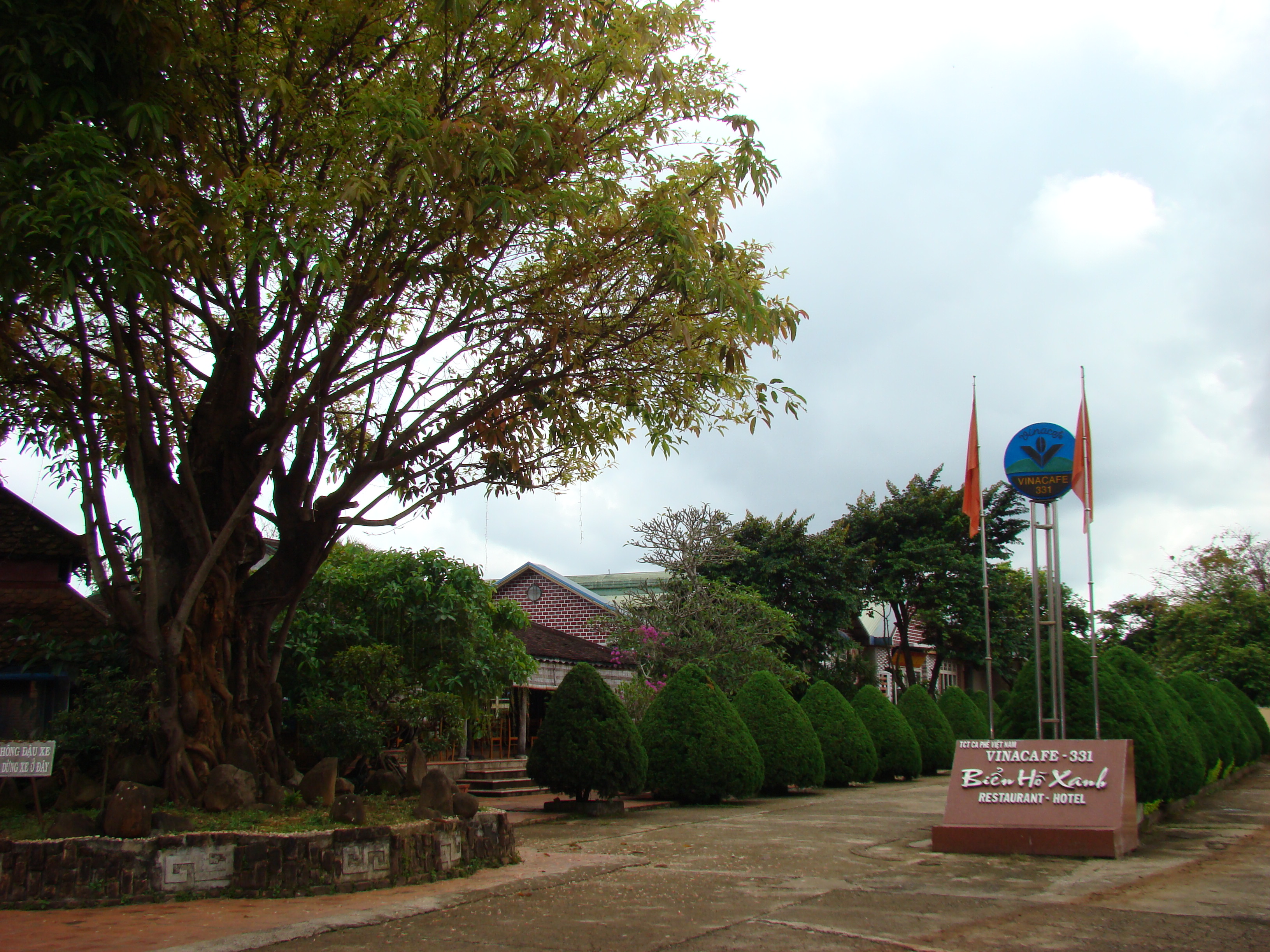 khuôn viên Nhà Hàng Biển Hồ Xanh